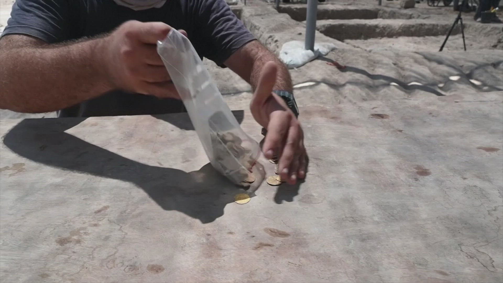 Volunteers find a fortune on an excavation site in Egypt. Buzz60's Elitsa Bizios reports.