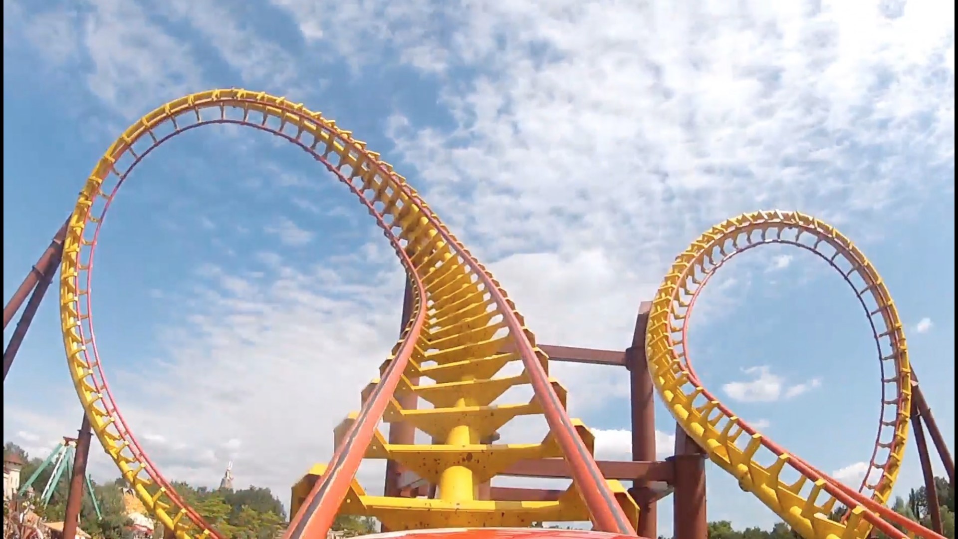 Uk Roller Coaster Gets Stuck 235 Up Forcing Riders To Climb Down Wkyc Com