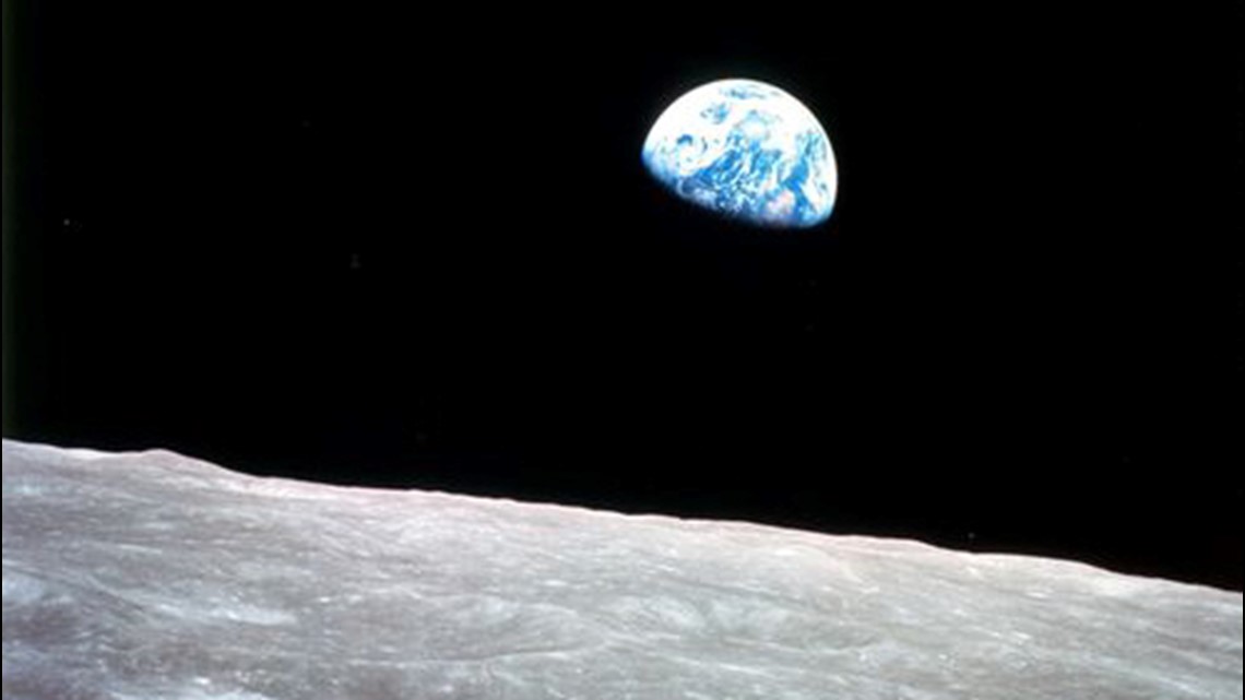 SpaceX moon flight to take 8 civilians, paid for by entrepreneur