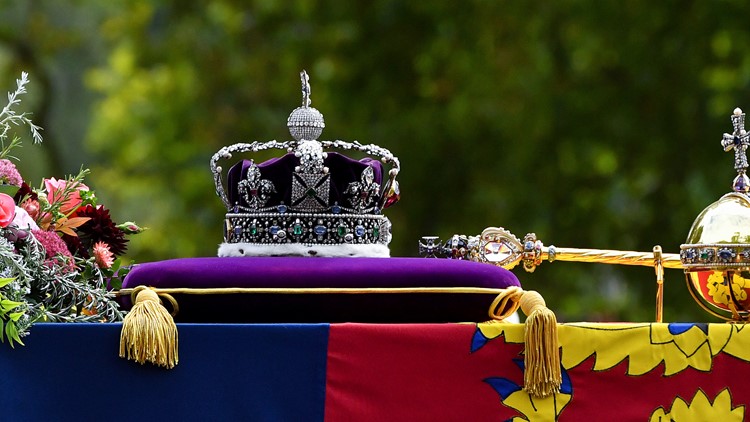 Imperial State Crown's weight could break your neck, says Queen Elizabeth -  The Economic Times