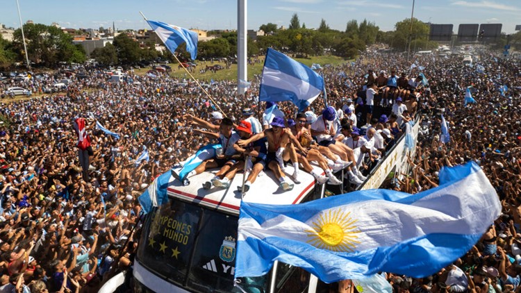 Argentina soccer team abandons parade amid swarms of people