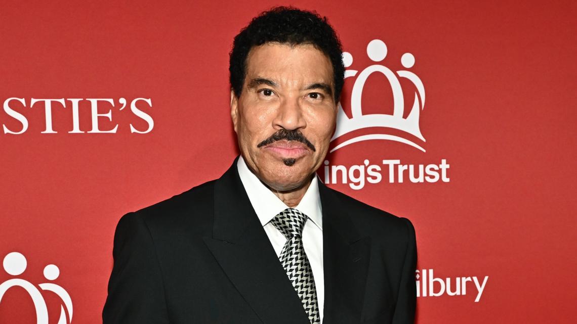 Lionel Richie cuts show short after feeling 'dizzy' on first night of tour