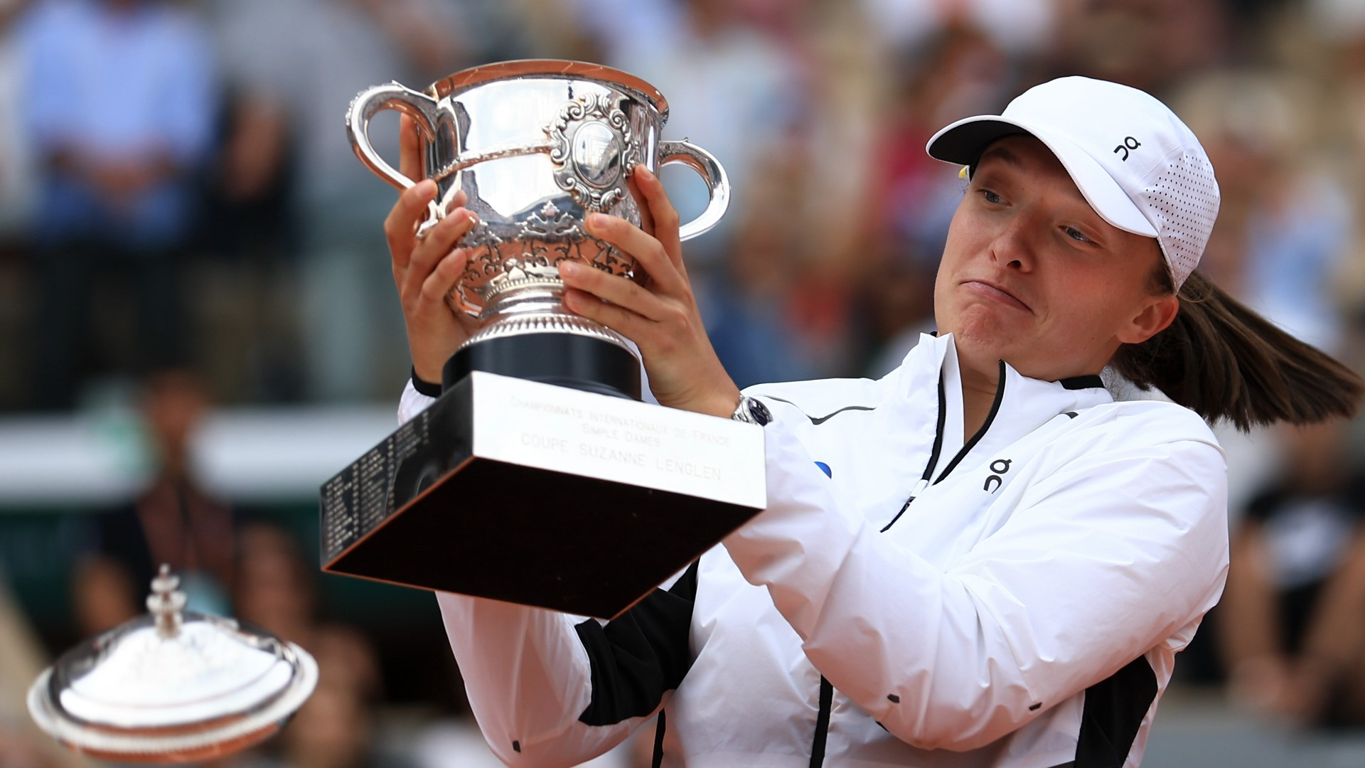 French Fly French Open final: Iga Swiatek defeats Karolina Muchova | wkyc.com
