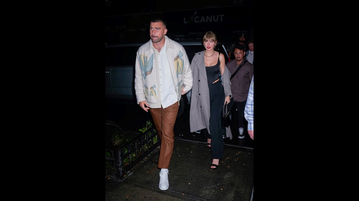 travis kelce: Travis Kelce opens up about dating Taylor Swift and  navigating public scrutiny, calls girlfriend 'genius' - The Economic Times