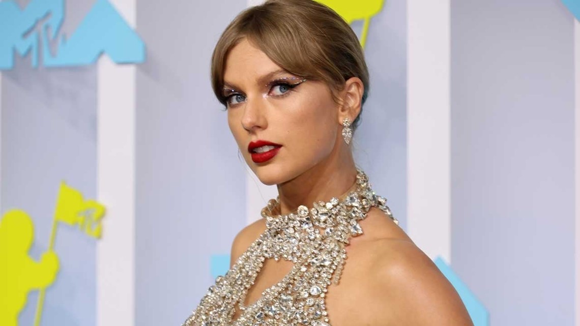 Taylor Swift Wins Video of the Year and Announces New Album at MTV