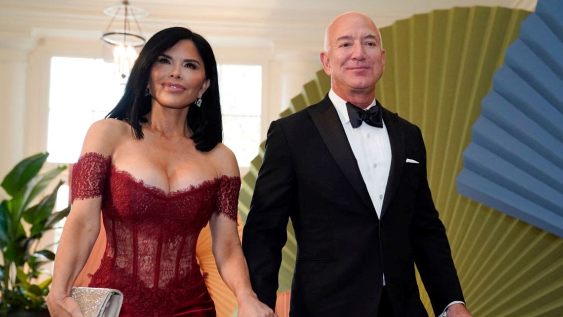 Jeff Bezos' Fiancée Lauren Sánchez Turns Heads in Corset Gown at White ...