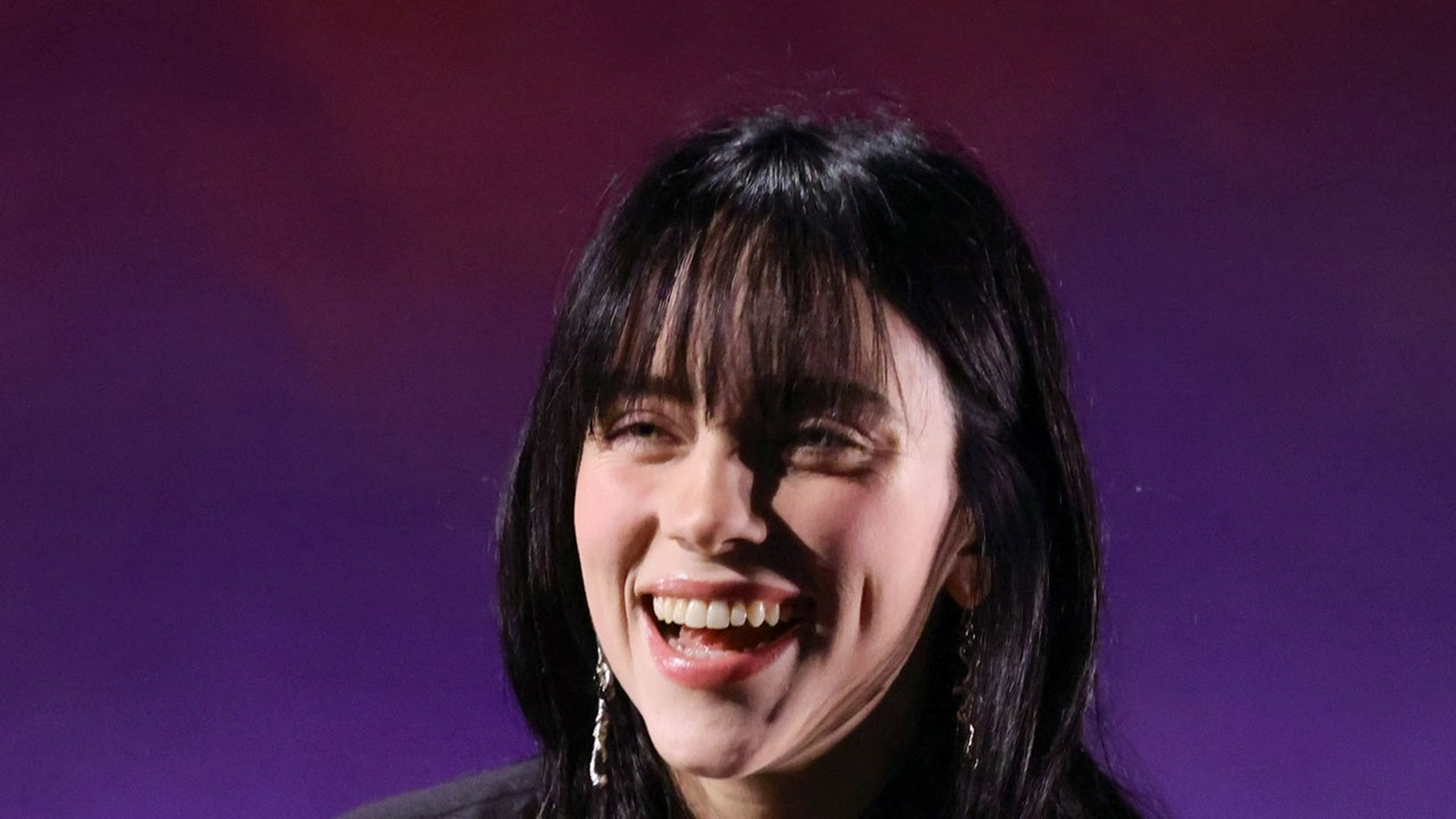 Billie Eilish Reveals She Has 1,400 Unread Text Messages