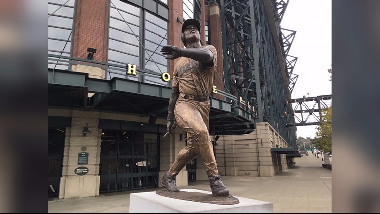 Man chases down thief who stole bat off Ken Griffey Jr. statue