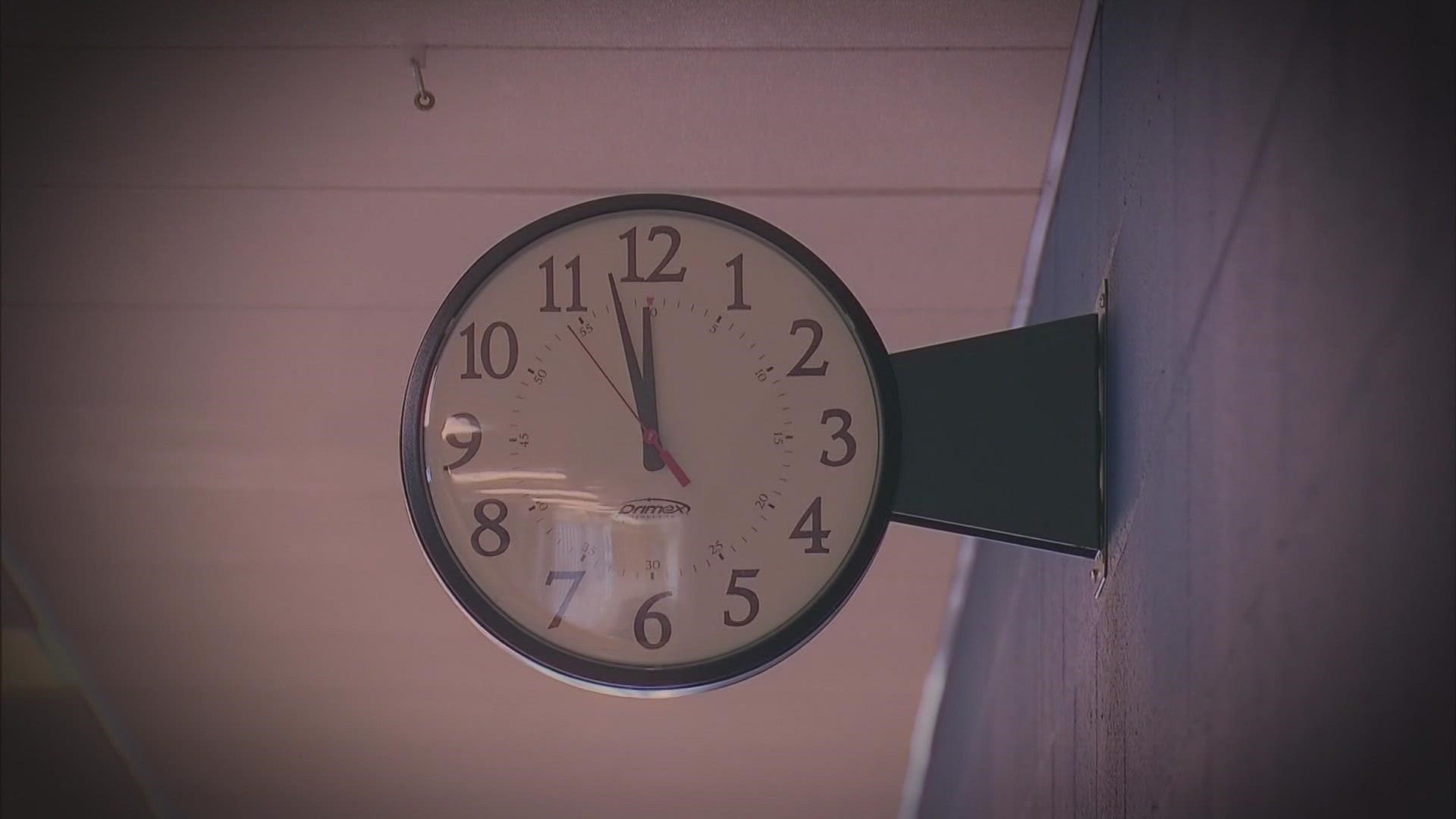 A UW biology professor's research says staying on daylight saving time permanently has adverse effects on sleep cycles and overall health.