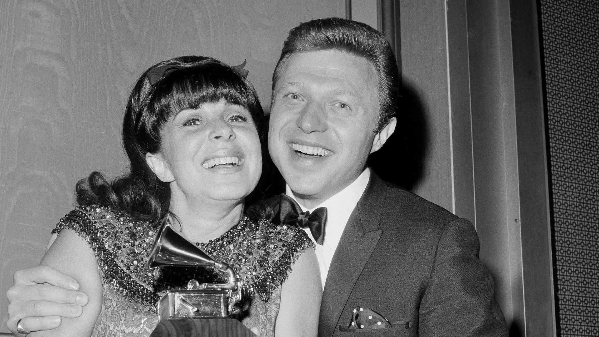 Grammy Awardwinning singer Steve Lawrence dies at 88