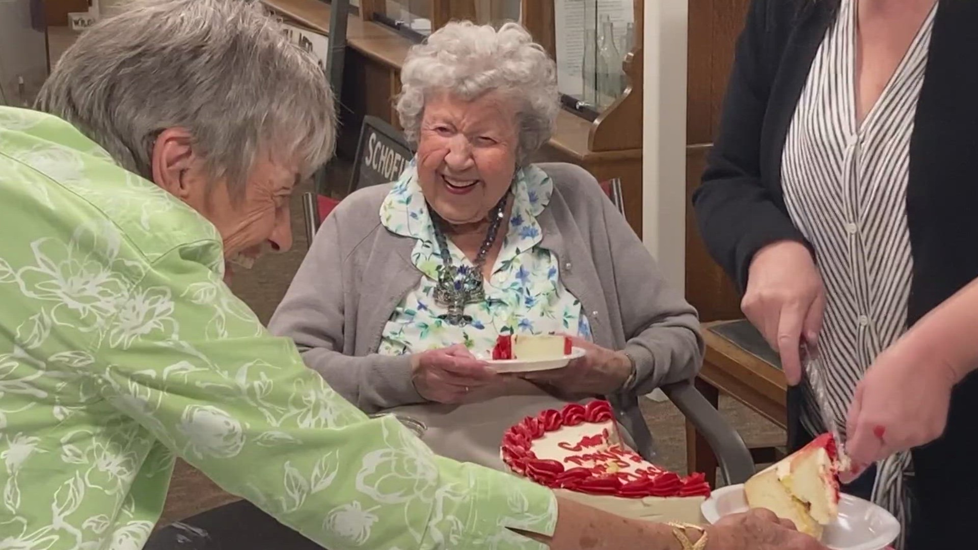 'Lobster Lady' Virginia Oliver, 103, renews fishing license