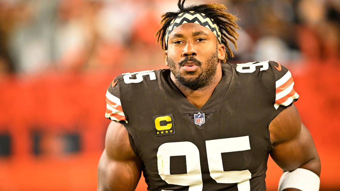 Cleveland Browns star Myles Garrett expected to be affected by sprained  shoulder for 2-4 weeks, source says - ESPN