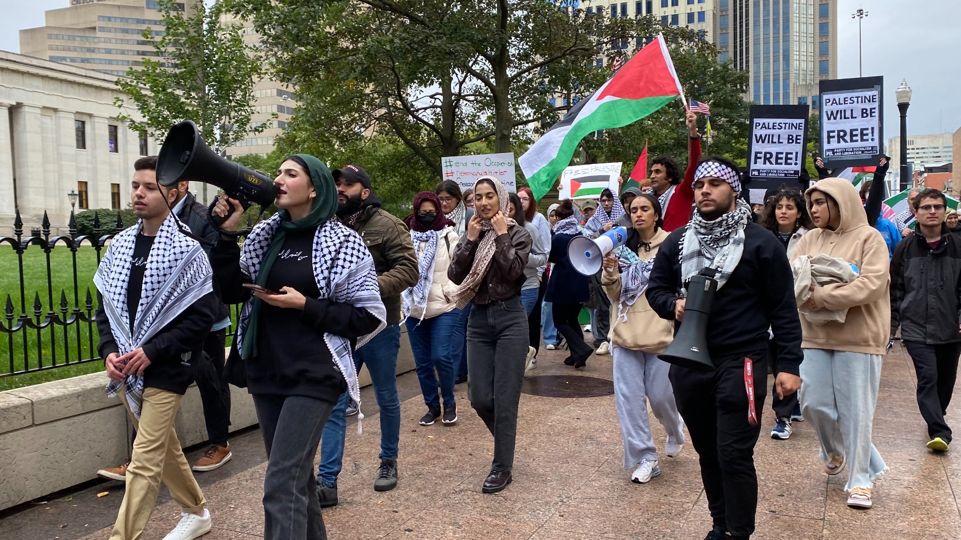 Nearly 100 students and community members gathered at the Statehouse Sunday afternoon in support of Palestinians.
