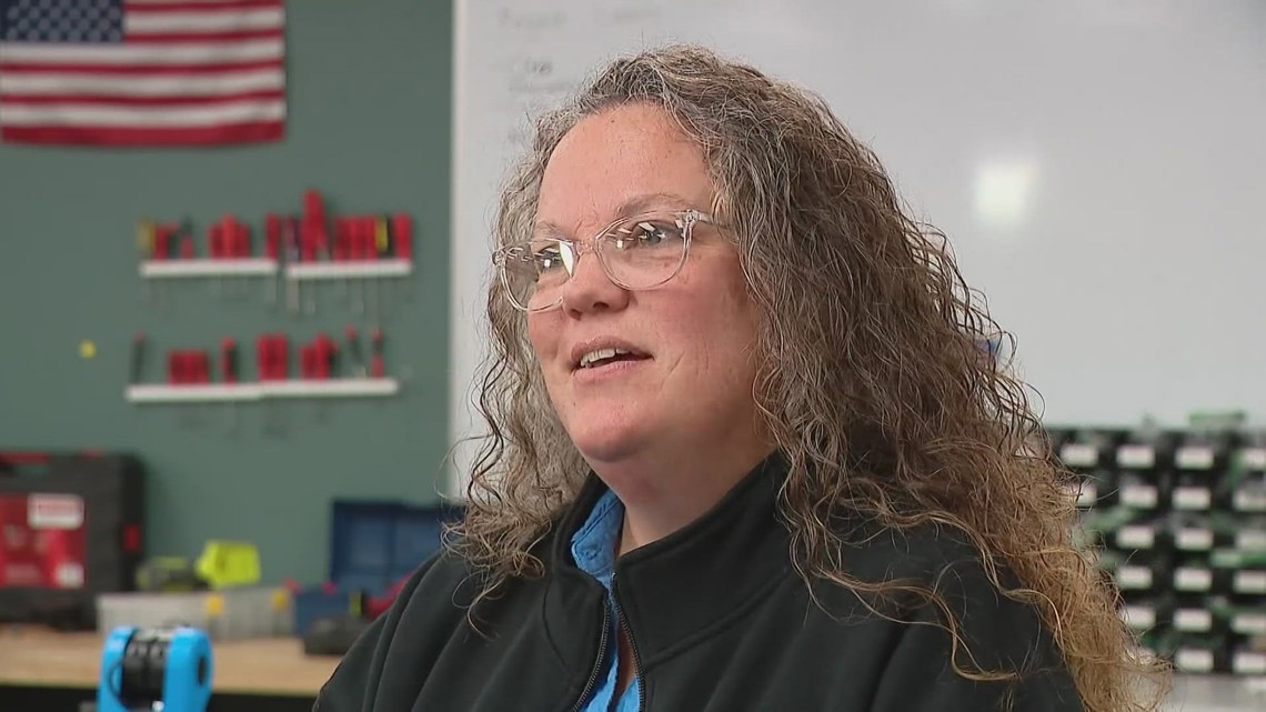 Ohio recruits military veterans as teachers with bonuses to inspire students