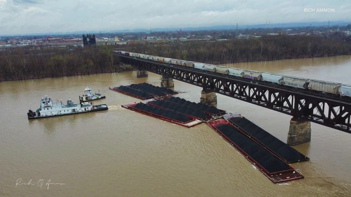 Runaway coal barges become trapped by Louisville bridge - Vimarsana News
