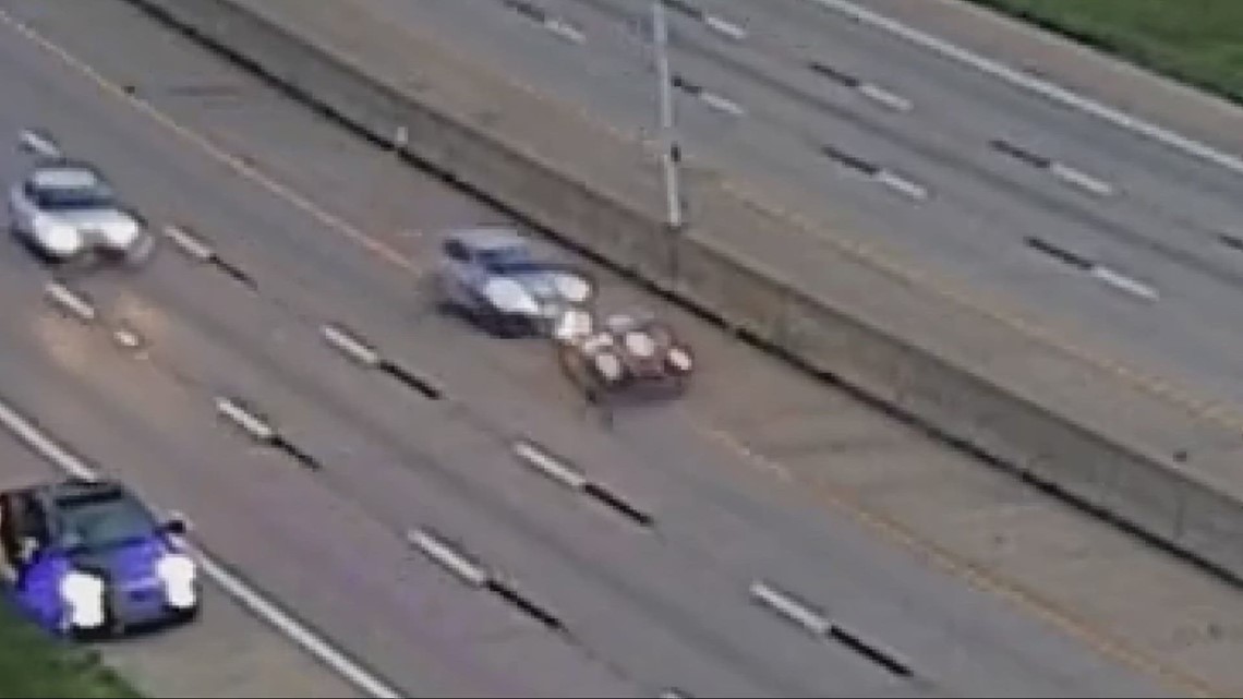 Cleveland police chase leads to crash, 2 killed