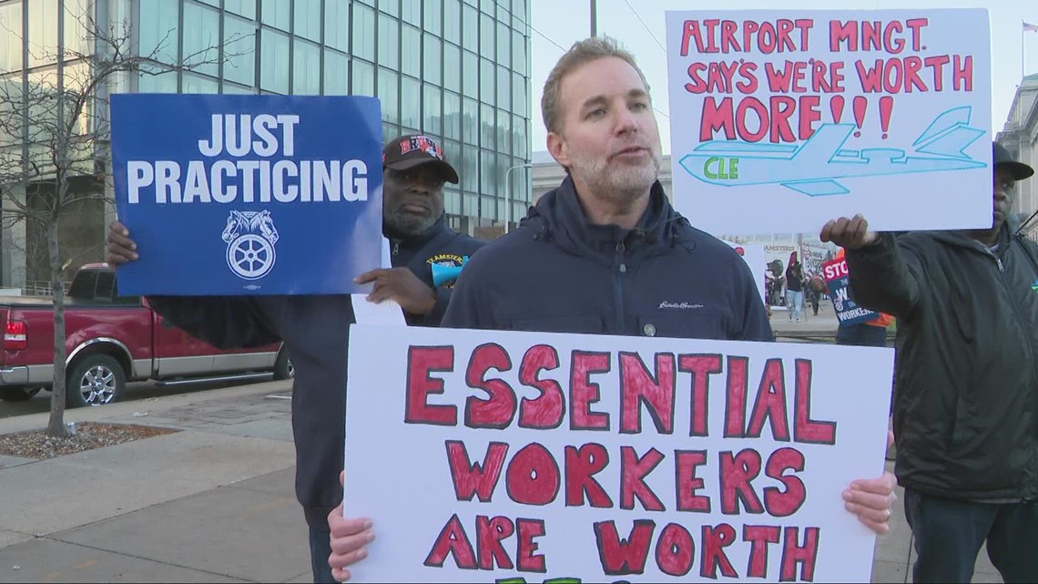 3News Investigates: Cleveland union workers hold protest as contract negotiations with city drag on