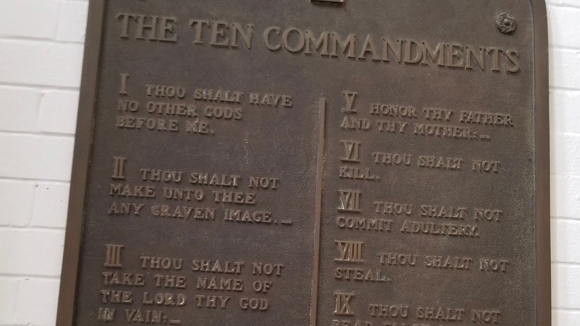 Ohio school district removes 92-year-old Ten Commandments plaque from ...