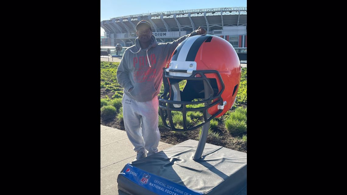 PHOTOS Fans share pics of themselves with giant football helmets