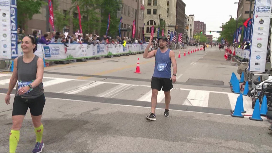 Marathon for Mom: Avon man becomes runner after mom's lung disease diagnosis