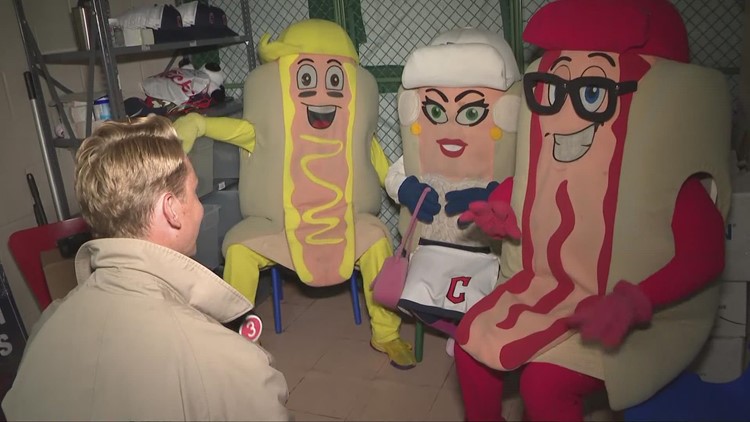 BOS@CLE Gm2: Hot dog race at Progressive Field 