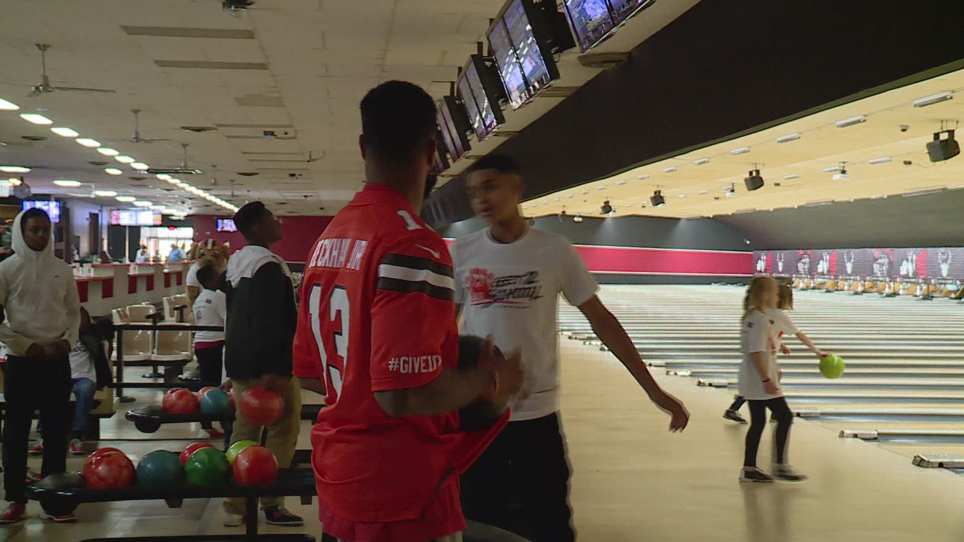Cleveland Browns wide receiver Odell Beckham Jr. went bowling with Canton students to reward them for perfect attendance.