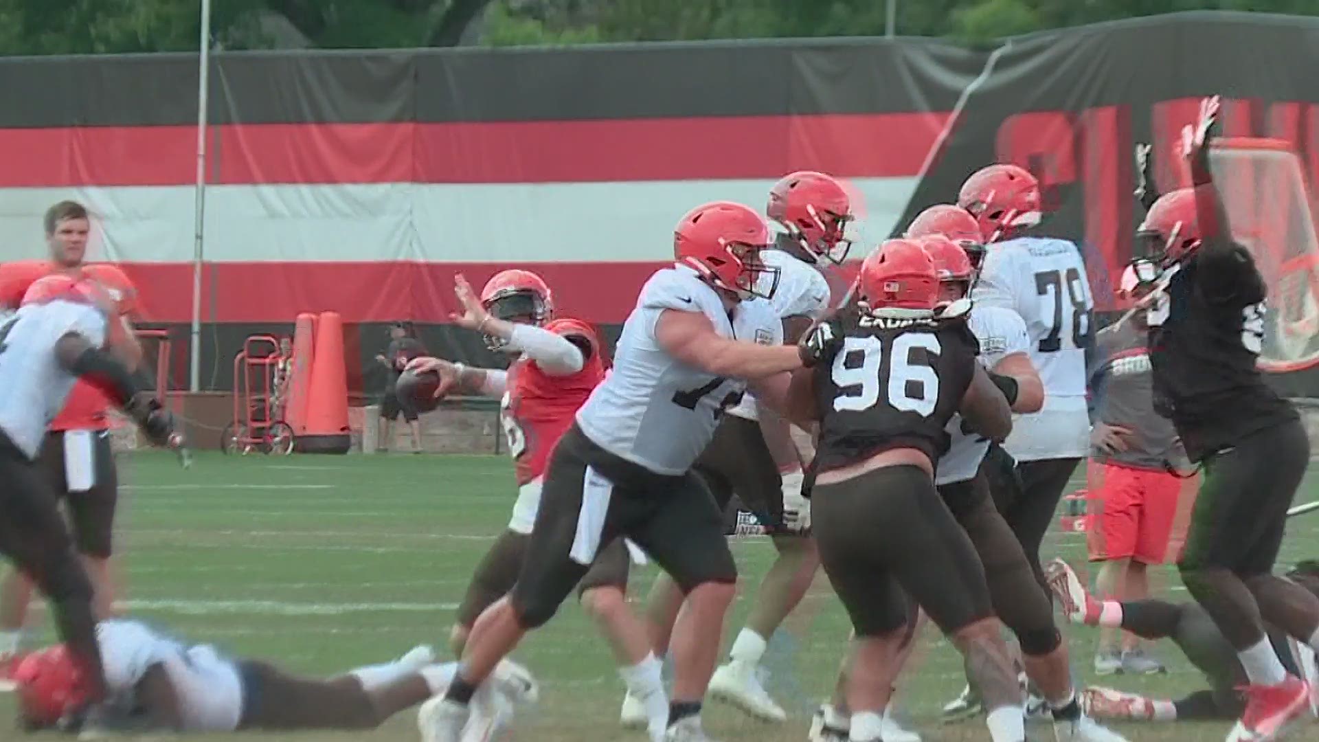 Derrick Willies makes circus catch at Cleveland Browns training camp