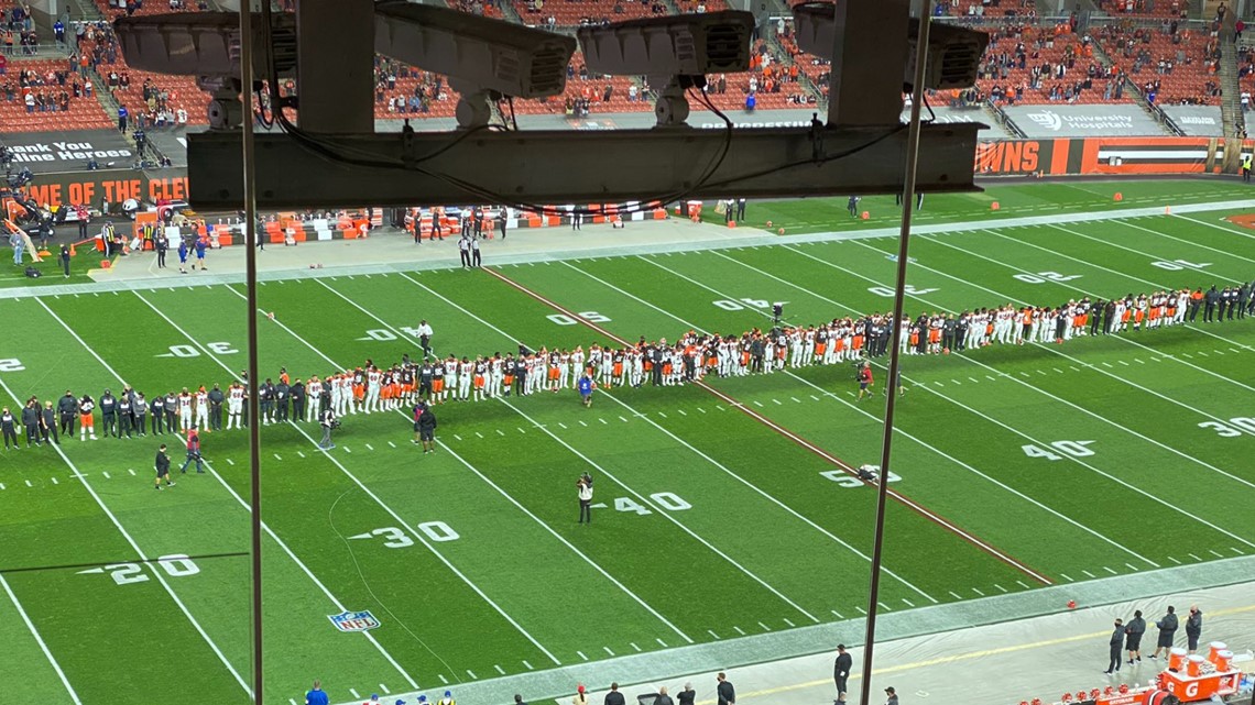 Bengals, Browns join together to lock arms for national anthem