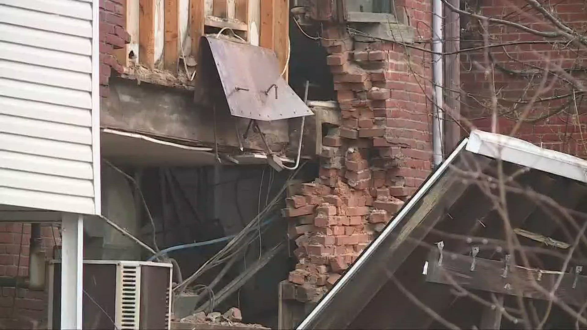 Medina businesses evacuate after brick building collapses