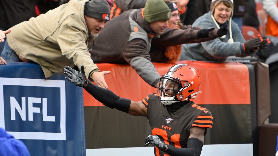 Denzel Ward surprises NFL Extra Points Cardmembers at the Browns