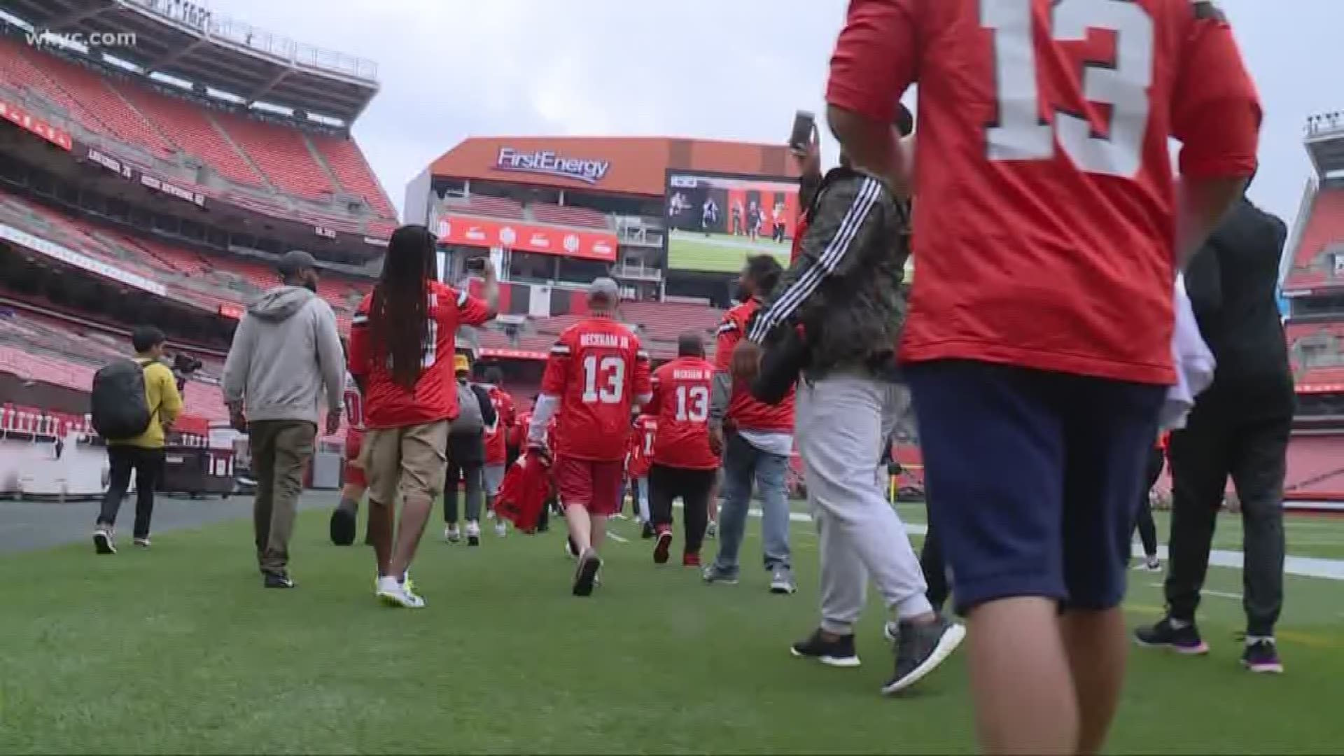 Odell Beckham Jr. surprises football team with new shoes