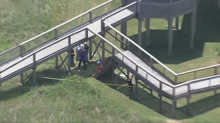 Summer campers hurt when elevated walkway collapses during group photo at Surfside Beach park in Texas, officials say