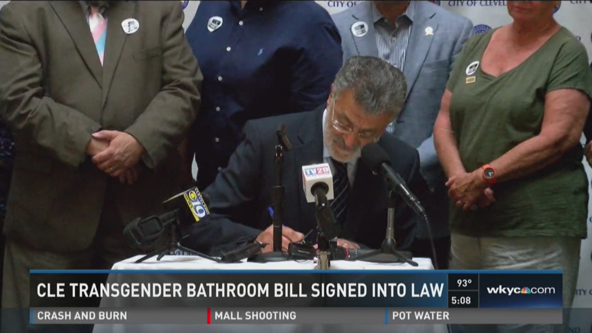 Mayor Frank Jackson signs Cleveland transgender bathroom ordinance into law