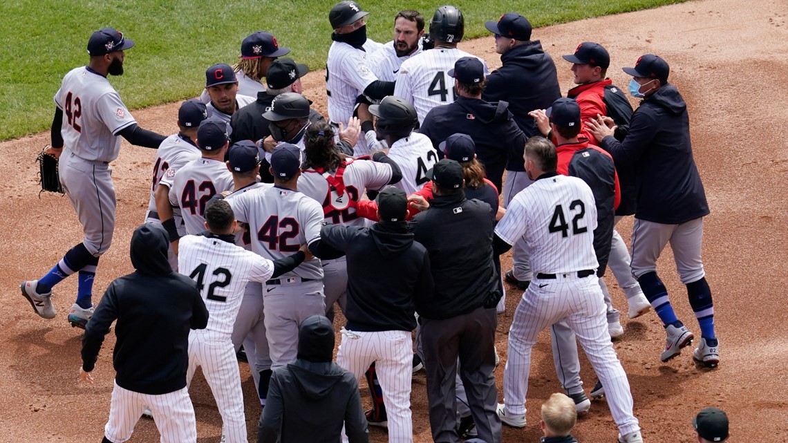 Indians, White Sox benches clear after shoving match during game