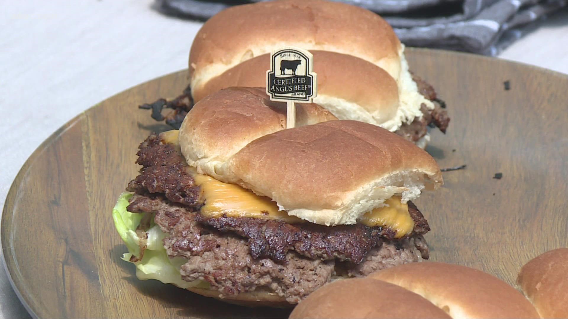 Looking to make the perfect smash burger? 3News' Doug Trattner finds out how to create the best and most delicious one in town!