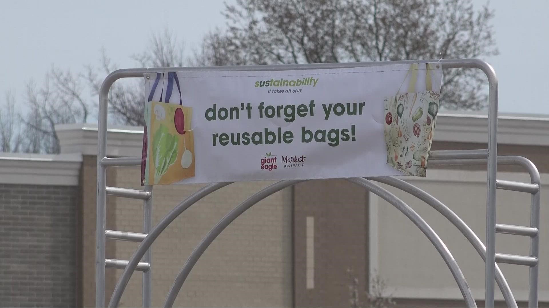 Attention, Giant Eagle shoppers. A big policy change is now in effect as the grocery store chain eliminates single-use plastic bags at all Cuyahoga County locations.
