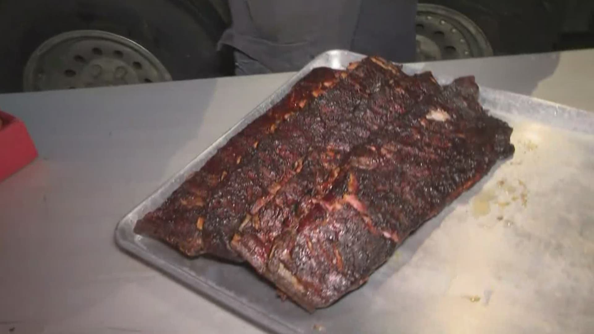 June 22, 2018: Mojo's Rib Shack shows us what it takes to cook a great rack of ribs.