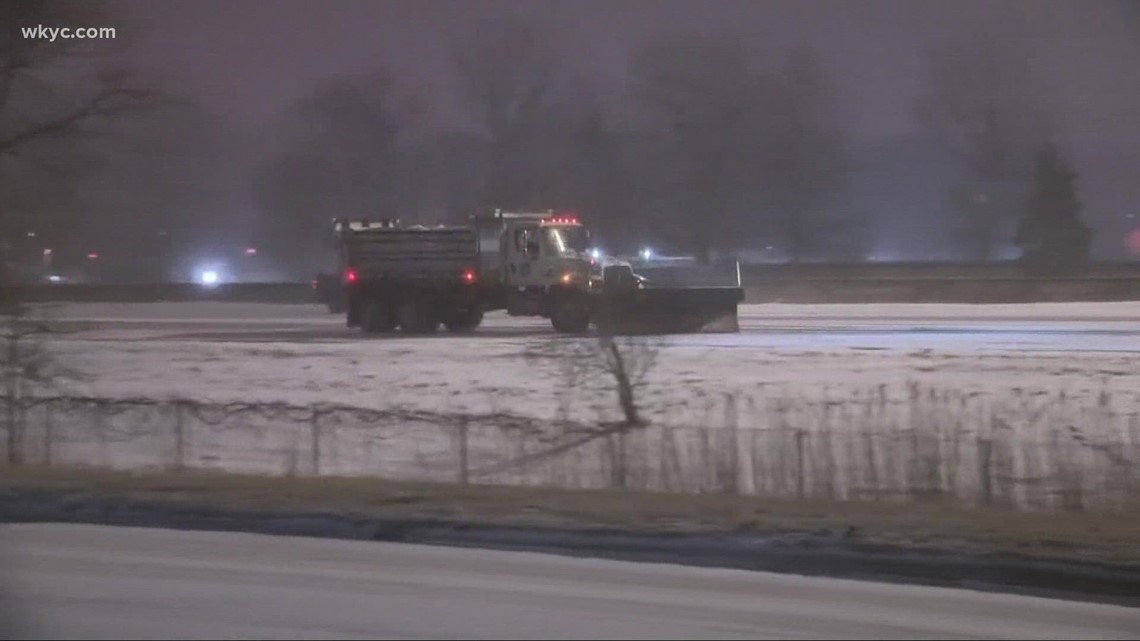 Windshield wiper debate goes back and forth with snow, ice and freezing  rain in Akron forecast