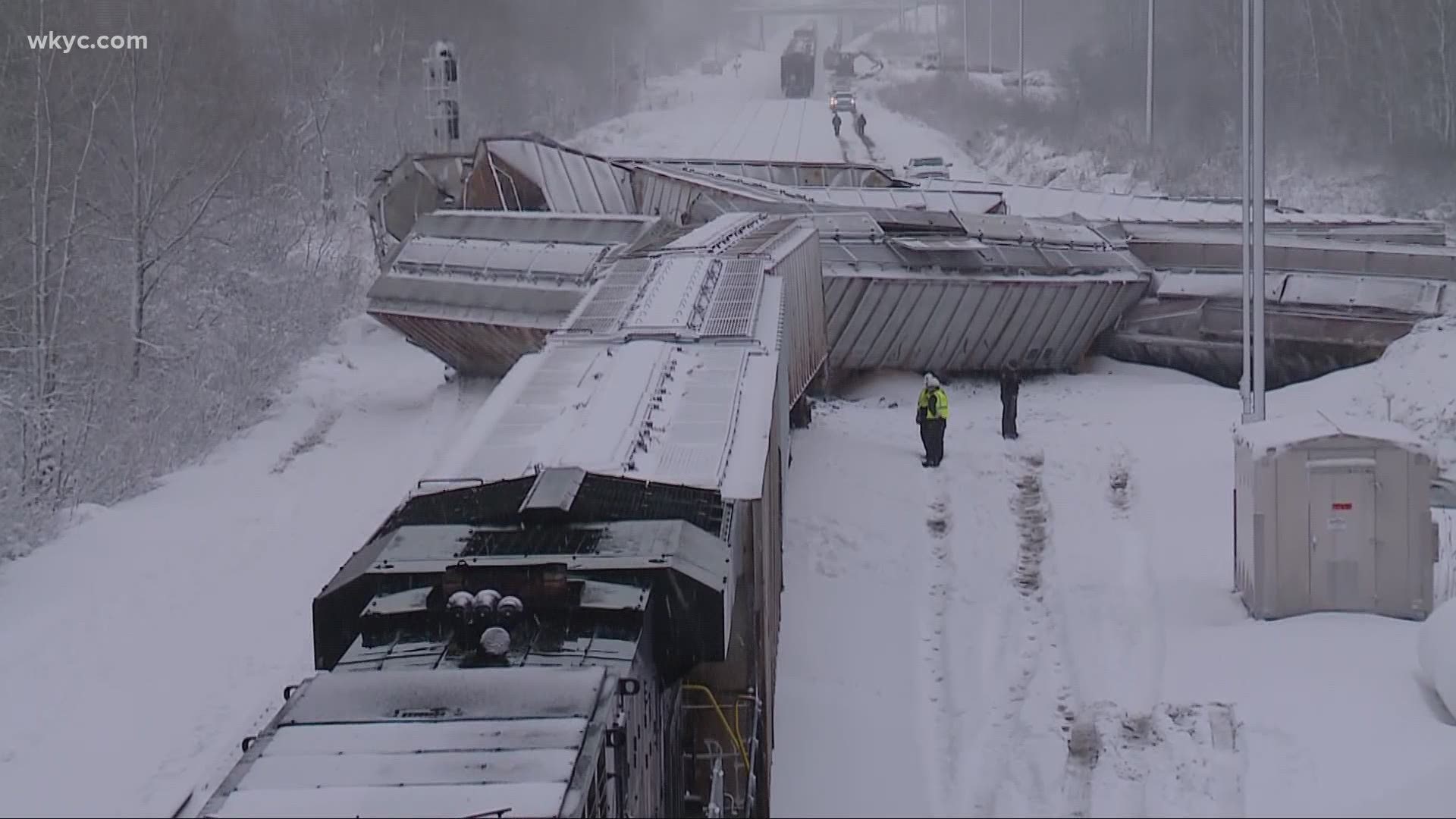 An impressive look at a 10-CAR train derailed in Lorain County. This is near Middle Ridge and route 58 in the Amherst area.