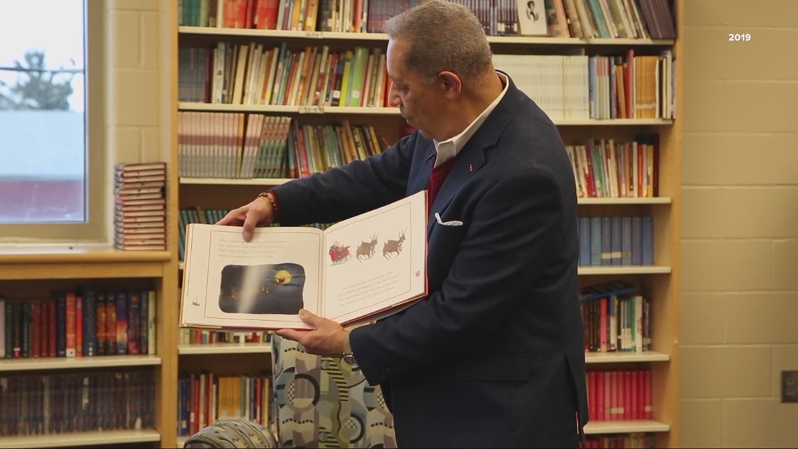 Watch: Leon Bibb's 2019 reading of 'The Night Before Christmas' - Vimarsana News