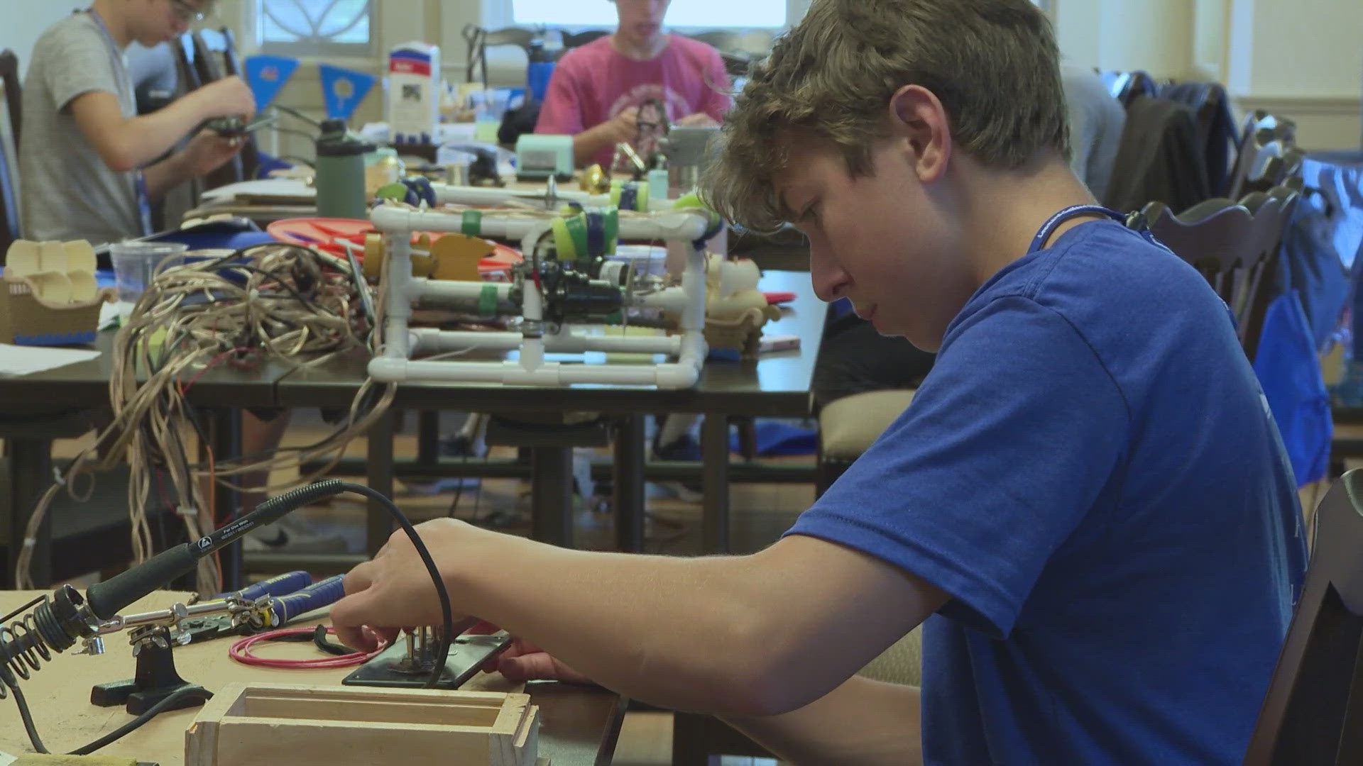 There's an estimated 1,500 shipwrecks in Lake Erie. 3News' Betsy Kling reports on a camp letting kids explore the science of the wreckage below the surface.