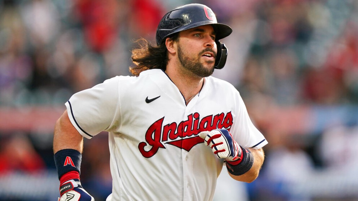 Cleveland Indians avoid arbitration with Austin Hedges, Amed