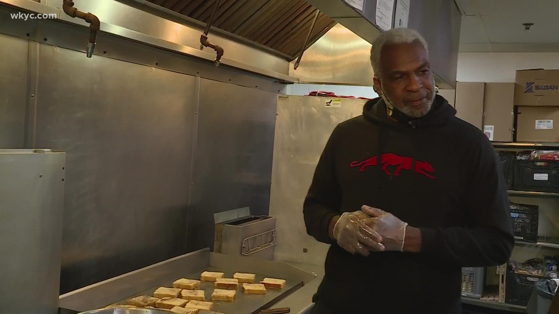 Giving back: Charles Oakley cooks breakfast for homeless in Cleveland |  