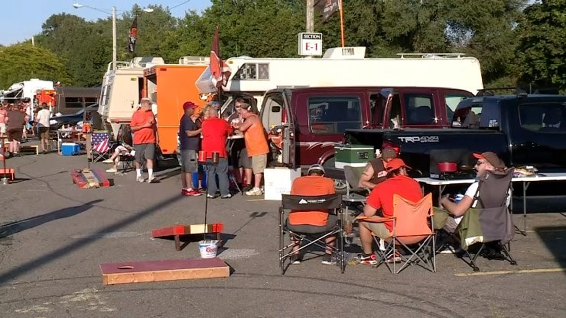 Cleveland Browns fans swarm all-you-can-drink tailgate at MetLife Stadium  before Monday Night Football game (videos) 