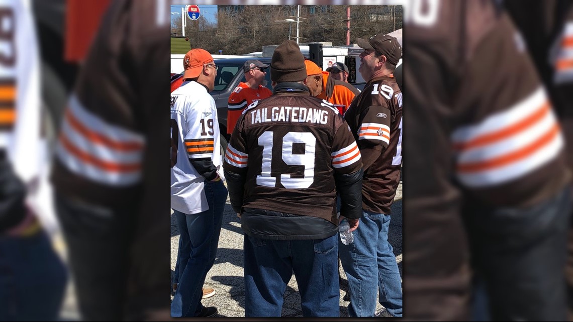 Cleveland Browns on X: Don't miss our *cash only* locker room sale at this  year's Draft Tailgate at the Muni Lot! Details »   FREE tickets »   / X