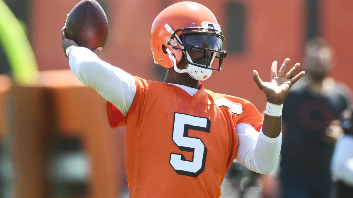 Cleveland Browns defensive end Myles Garrett walks off the field after  drills at the NFL football team's practice facility Wednesday, June 7,  2023, in Berea, Ohio. (AP Photo/Ron Schwane Stock Photo - Alamy