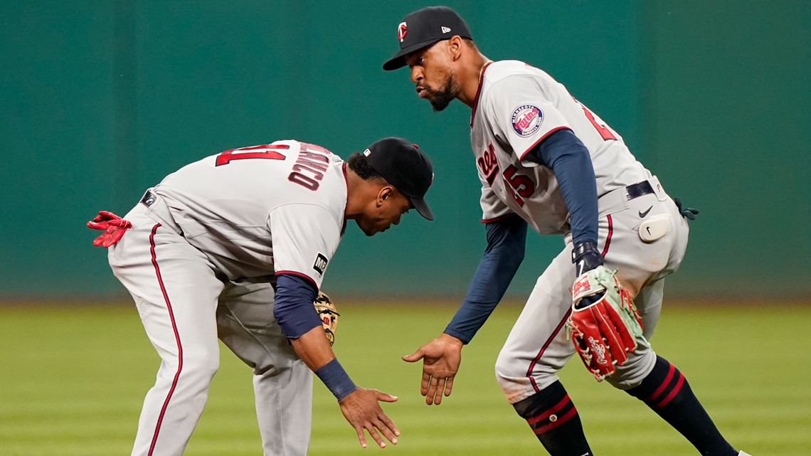 Indians homer in 19th straight; beat Sox 11-5