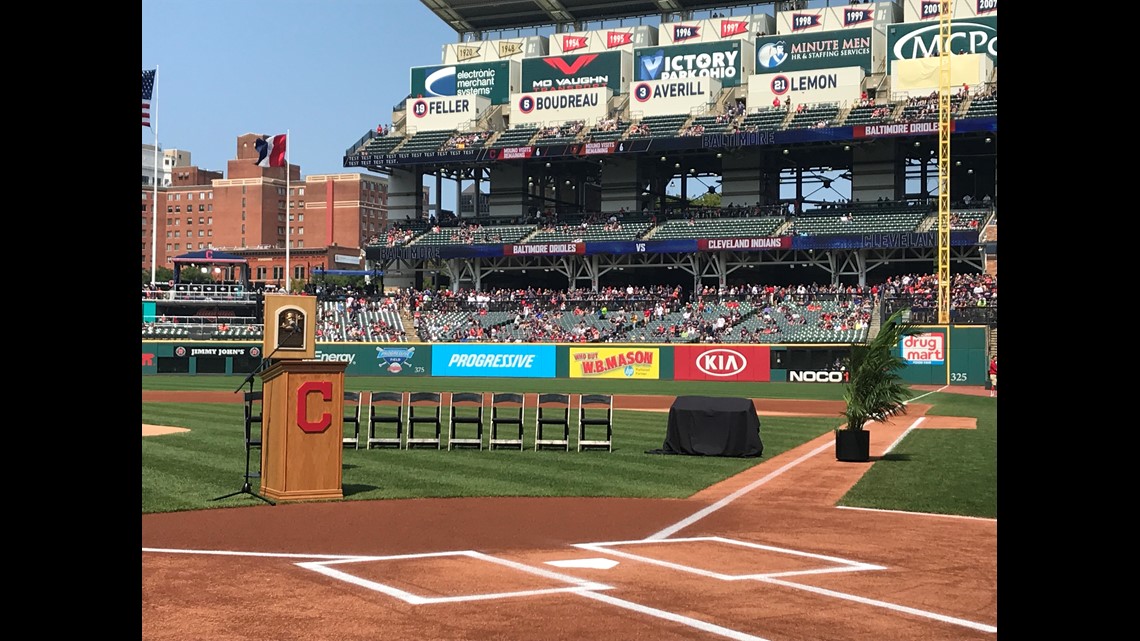 Jim Thome officially retires as a member of the Indians on night