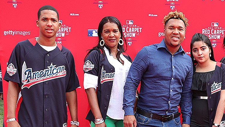 Cleveland Indians sign Jose Ramirez's 16-year-old brother as