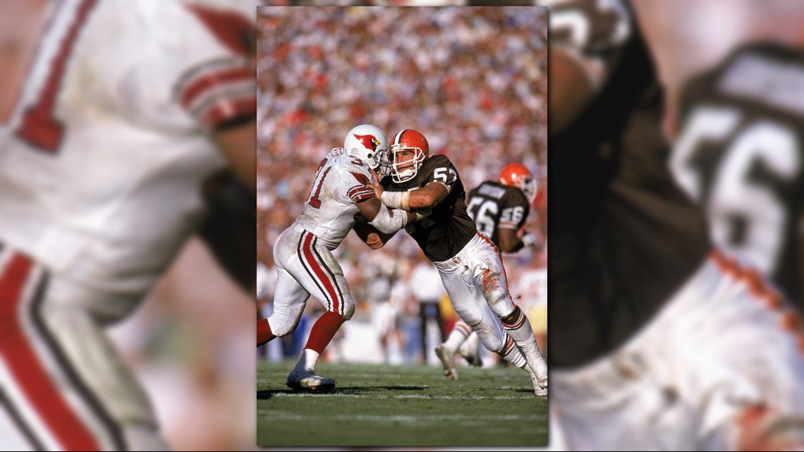 Cleveland Browns linebacker Chris Spielman (54) walks off the